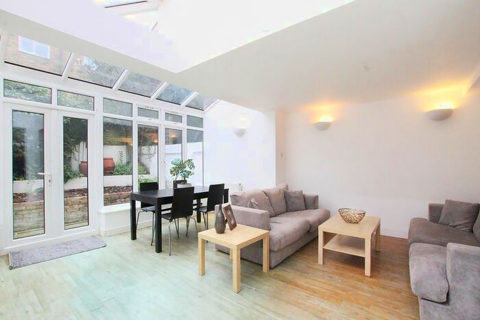3 Bedroom Flat To Rent In Gowrie Road, London, SW11