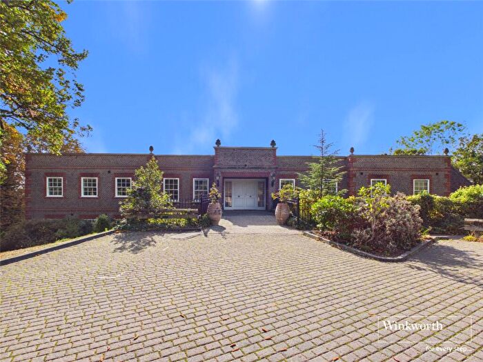 2 Bedroom Apartment To Rent In Treetops, The Mount, Caversham, Reading, Berkshire, RG4