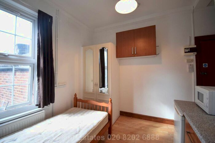 Studio To Rent In Station Road, London, NW4