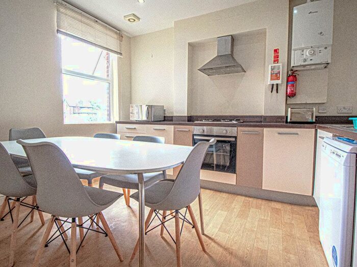 6 Bedroom Apartment To Rent In Wellington Road, Manchester, Greater Manchester, M14