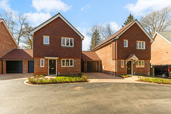 3 Bedroom Link Detached House For Sale In Bluebell Grove, Godalming, GU8