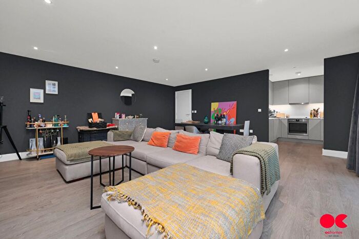 3 Bedroom Flat For Sale In Ruckholt Road, Leyton, E10