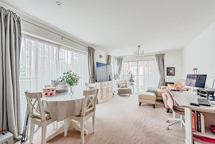 2 Bedroom Apartment For Sale In Canalside, Redhill, RH1