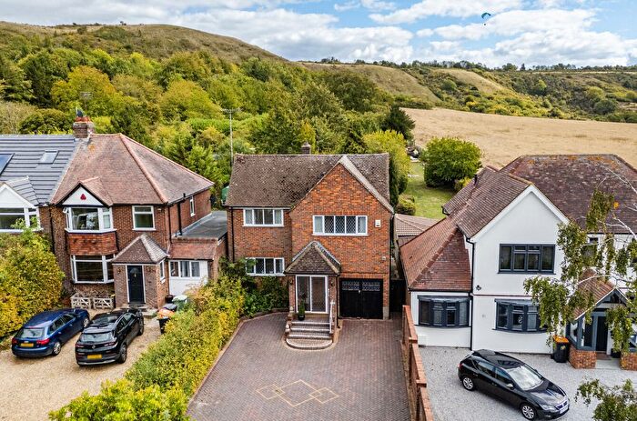 3 Bedroom Detached House For Sale In Tring Road, Dunstable, Bedfordshire, LU6