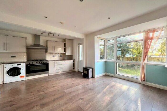 3 Bedroom Semi-Detached House To Rent In Lawley Avenue, Nottingham, NG9