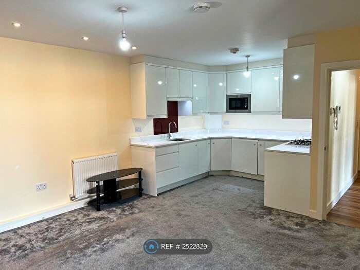 2 Bedroom Flat To Rent In Grantley House, Hounslow, TW5