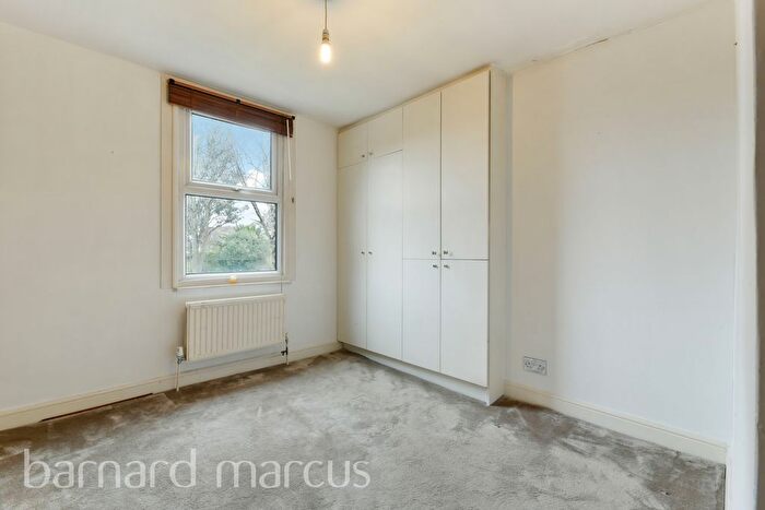 3 Bedroom Flat To Rent In Kempshott Road, London, SW16