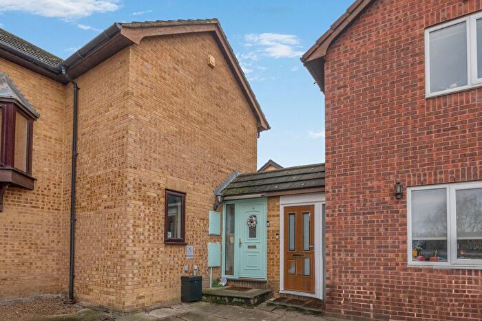 2 Bedroom Semi Detached House For Sale In Drummond Close, Erith, DA8