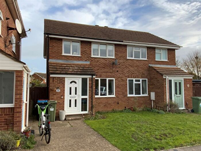3 Bedroom Semi-Detached House For Sale In Petersham Close, Newport Pagnell, MK16