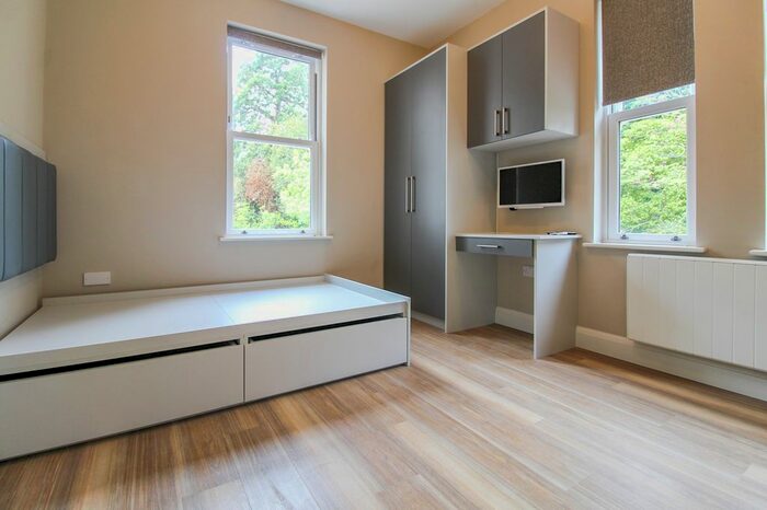 1 Bedroom Flat To Rent In Redwood Drive, Epsom, KT19