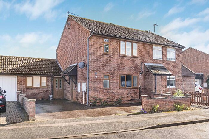 4 Bedroom Semi-Detached House For Sale In Armitage Way, Cambridge, CB4