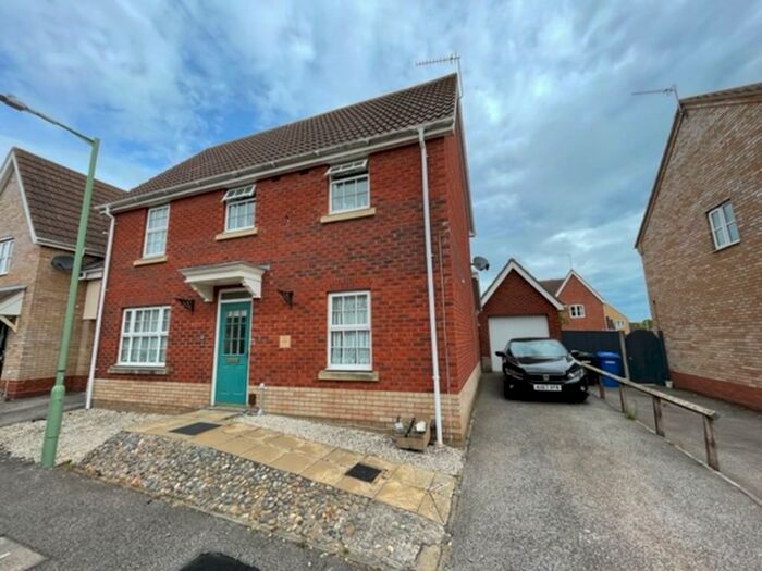 3 Bedroom Link Detached House To Rent In Underwood Close, Park Hill, Lowestoft, NR32