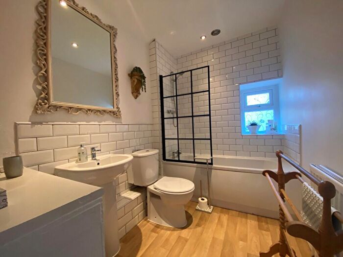 2 Bedroom Cottage To Rent In Greenaway Lane, Hackney, DE4