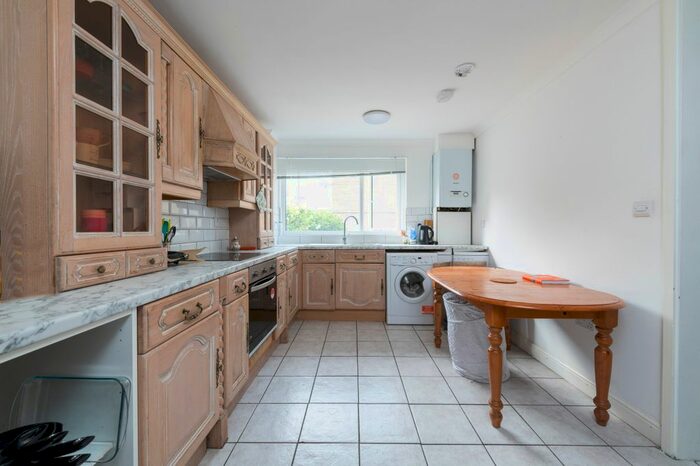 3 Bedroom Flat To Rent In Hanford Close, London, SW18