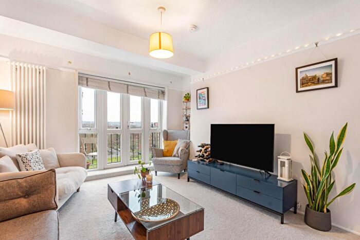 4 Bedroom Flat For Sale In Basingdon Way, London, SE5