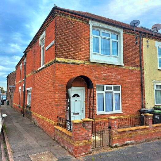 3 Bedroom End Of Terrace House To Rent In Shaftesbury Road, Gosport, PO12