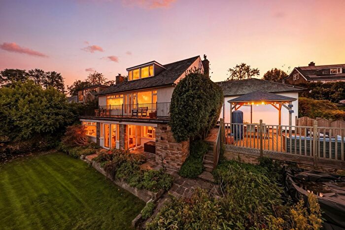 4 Bedroom Detached House For Sale In Larkfield Drive, Leeds, LS19