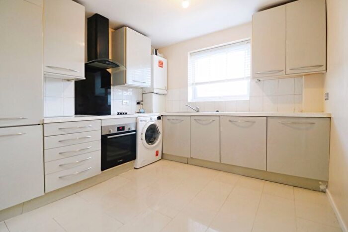 2 Bedroom Flat To Rent In Rochfords Gardens, Slough, SL2
