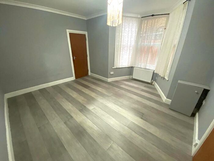 Studio To Rent In Ground Floor Studio - Lea Bridge Road, Leyton, E10