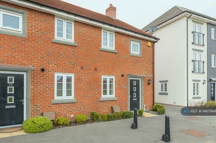 3 Bedroom Semi-Detached House To Rent In Hewitt Road, Basingstoke, RG24