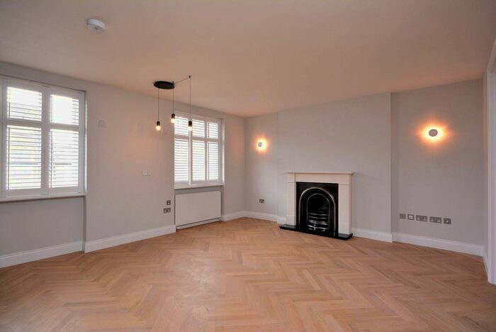 3 Bedroom Flat To Rent In Gloucester Place, Regent's Park, London, NW1
