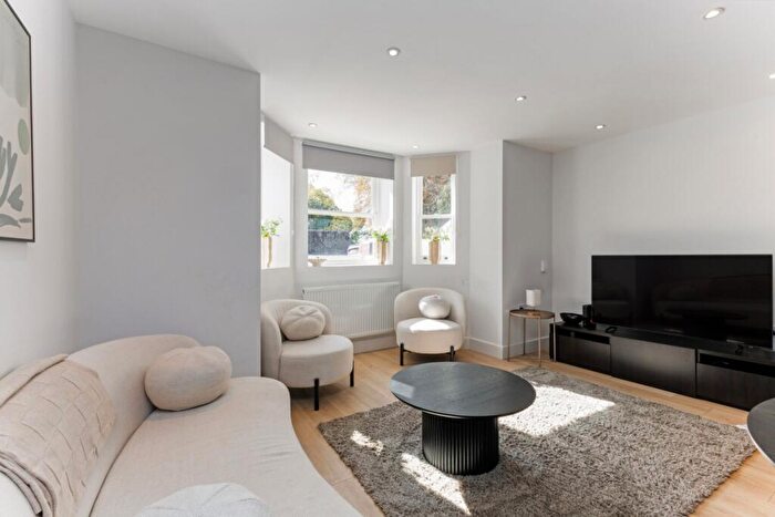 3 Bedroom Flat To Rent In Thurlow Park Road London, SE21