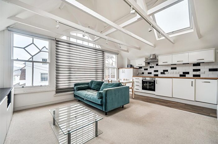 1 Bedroom Flat For Sale In Godalming, Surrey, GU7