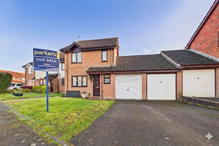 3 Bedroom Link Detached House For Sale In Barclay Road, Calcot, Reading, Berkshire, RG31