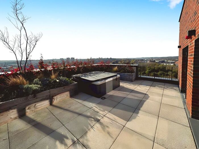 3 Bedroom Flat To Rent In Springwell Gardens, Whitehall Road, Leeds, Yorkshire, LS12