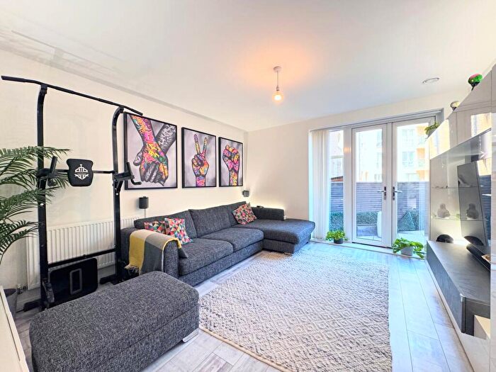 3 Bedroom Duplex For Sale In Corner Mead, London, NW9