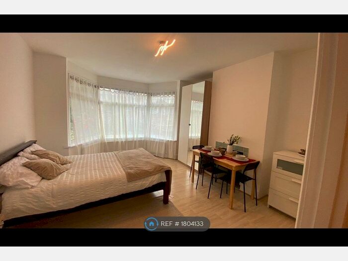 Studio To Rent In Paddock Road, London, NW2