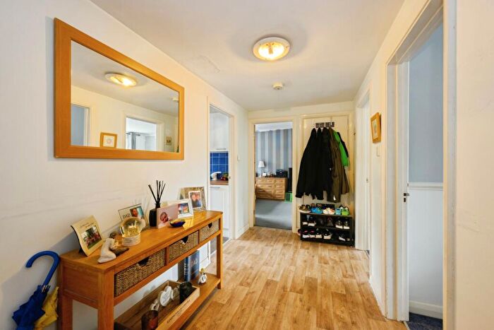2 Bedroom Flat For Sale In Bridge Street, Leatherhead, Surrey, KT22