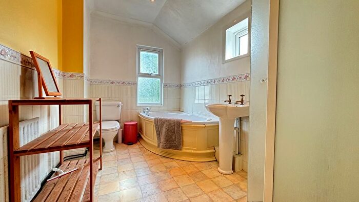 1 Bedroom Property To Rent In Walnut Tree Close, Guildford, GU1