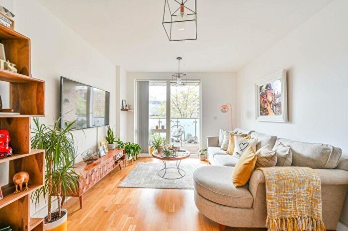 2 Bedroom Flat For Sale In Guthridge Close, London, E14