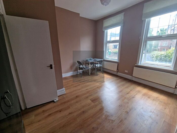 1 Bedroom Flat To Rent In Northwold Road, Stoke Newington, London, N16