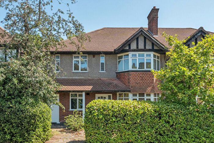 3 Bedroom Maisonette For Sale In Woodleigh Gardens, Streatham, London, SW16