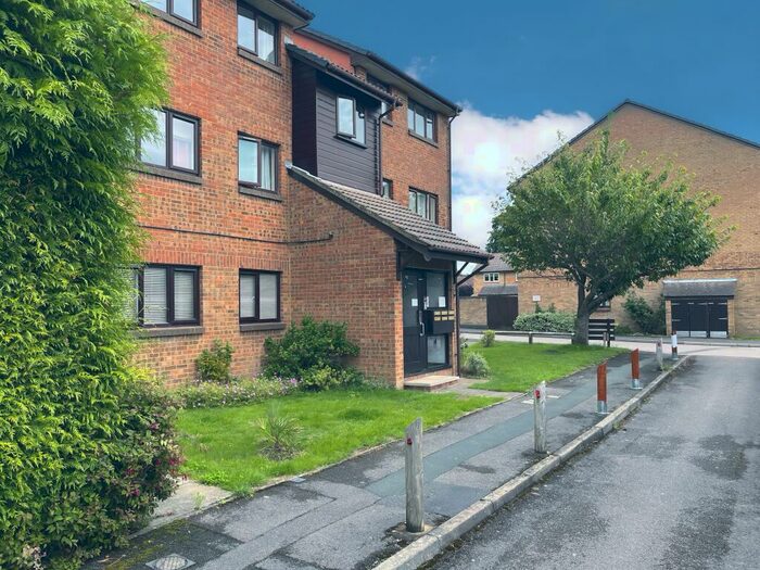 2 Bedroom Flat To Rent In Celandine Avenue, Locks Heath, SO31