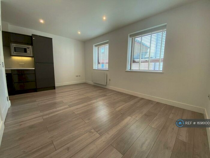 1 Bedroom Flat To Rent In Holgate Court, Romford, RM1