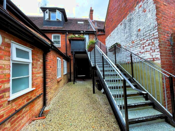 Apartment To Rent In Wargrave, Reading, RG10