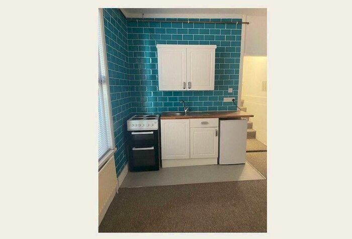 1 Bedroom Ground Flat To Rent In Station Road, Westcliff-on-Sea, SS0