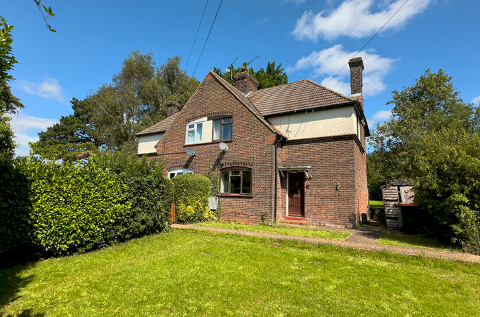 3 Bedroom Semi-Detached House For Sale In Southern Rise, East Hyde, Luton, LU2