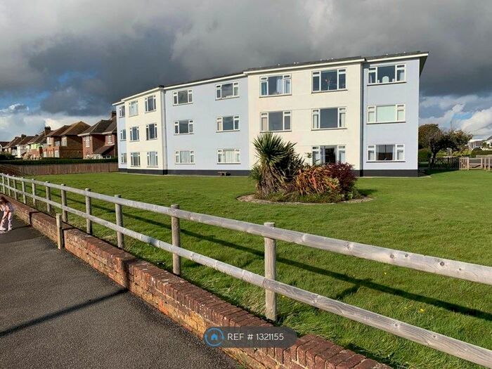 2 Bedroom Flat To Rent In Harbour Court, Barton On Sea, New Milton BH25