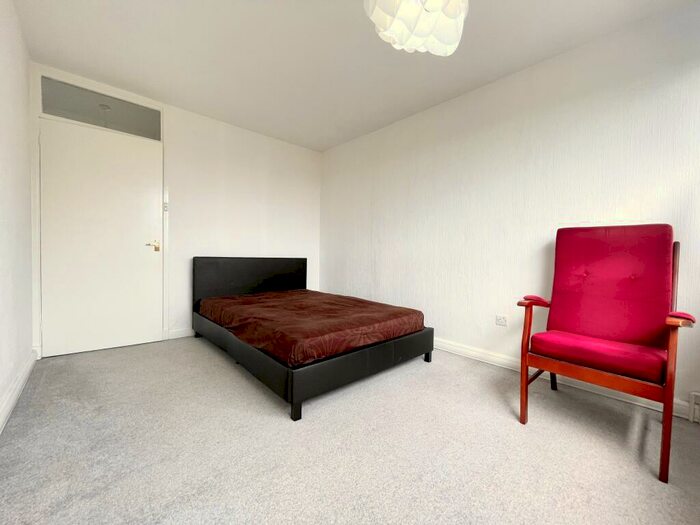 2 Bedroom Flat To Rent In Elgar Lodge, Fair Acres, BR2