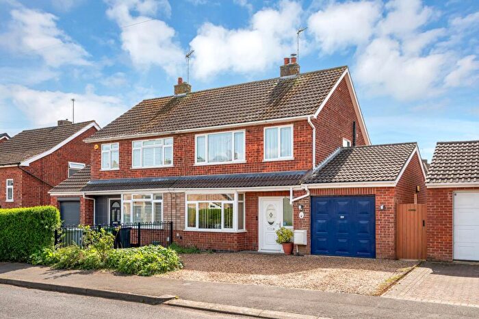 3 Bedroom Semi Detached House For Sale In Lyndon Way, Stamford, PE9