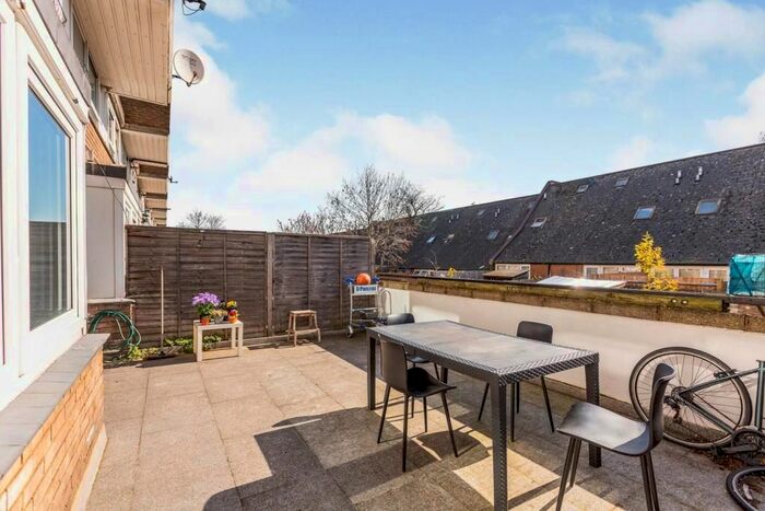 3 Bedroom Flat To Rent In Bramall Court, Georges Road, Holloway, N7