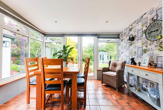 2 Bedroom Detached Bungalow For Sale In Oak Road, Rochford, SS4