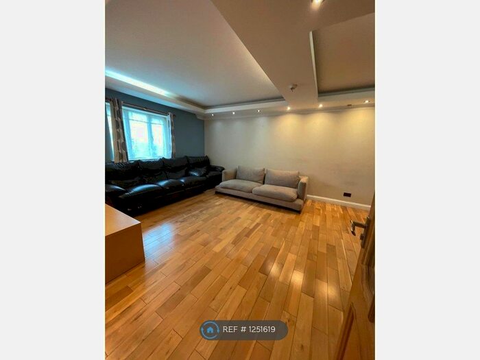 4 Bedroom Terraced House To Rent In Beech Hall Road, Highams Park E4