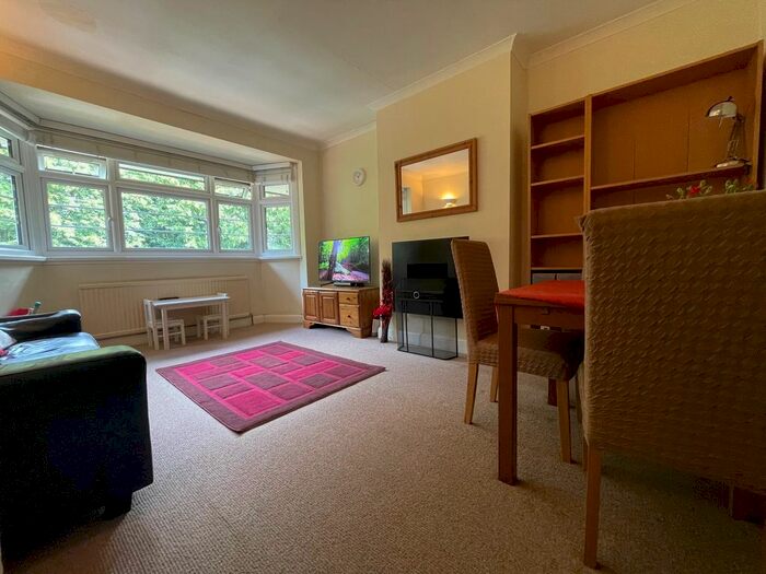 2 Bedroom Flat To Rent In Harvard Road, Chiswick, London, W4