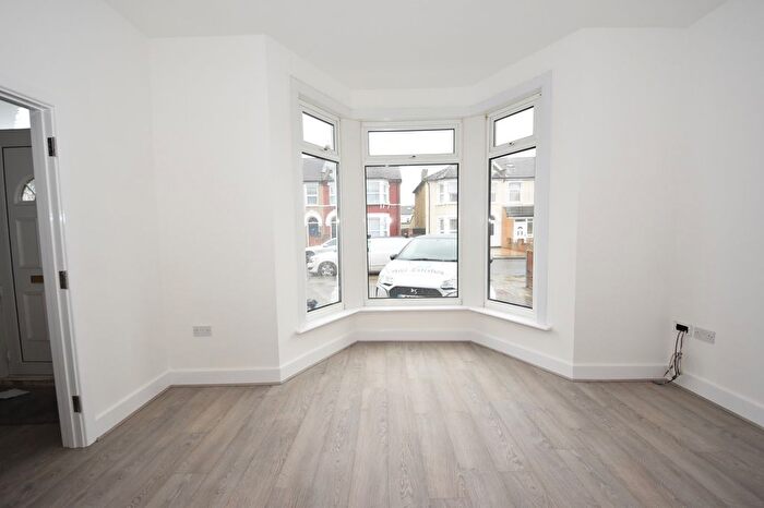 5 Bedroom Semi-Detached House To Rent In Lansdowne Road, Ilford Essex, IG3