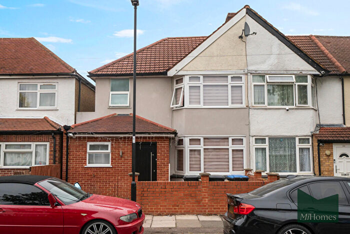 3 Bedroom Semi-Detached House For Sale In St. Marys Road, N9